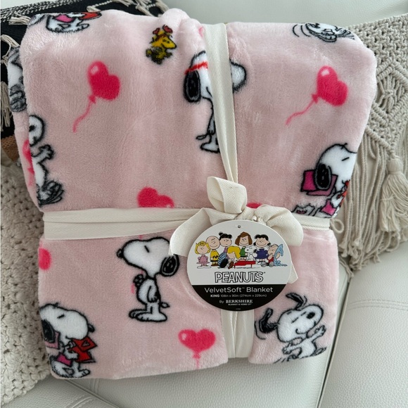 Peanuts VelvetSoft Blanket in Pink with Snoopy and Heart Motifs king